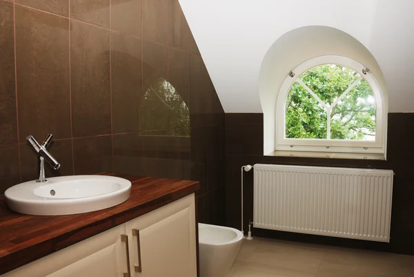 Современная ванная с окном — стоковое фото