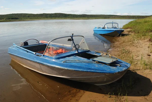 Винт винт, моторные лодки на берегу — стоковое фото