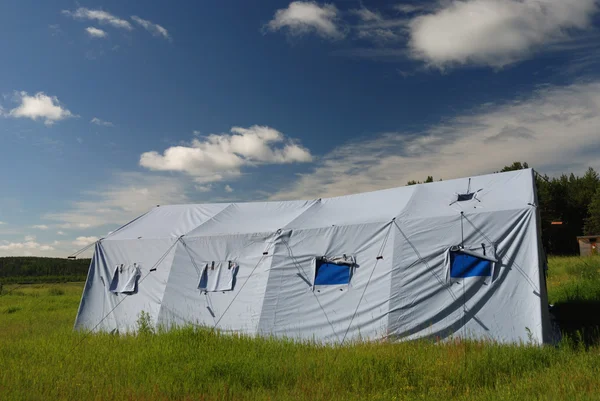 牧草地での大型テント — ストック写真