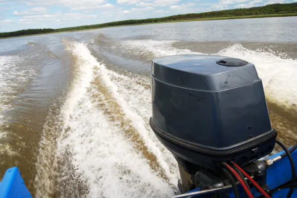 Fuoribordo barca a motore sul fiume — Foto Stock