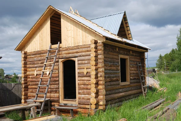 Pequeña casa de madera inacabada — Foto de Stock