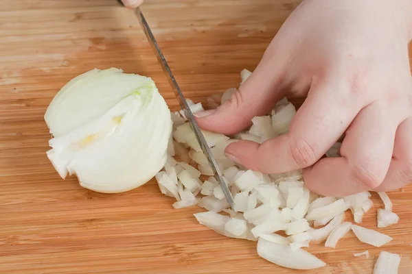 Ręce, krojenia cebuli — Zdjęcie stockowe
