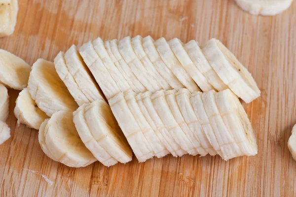 Щойно нарізаний банани — стокове фото