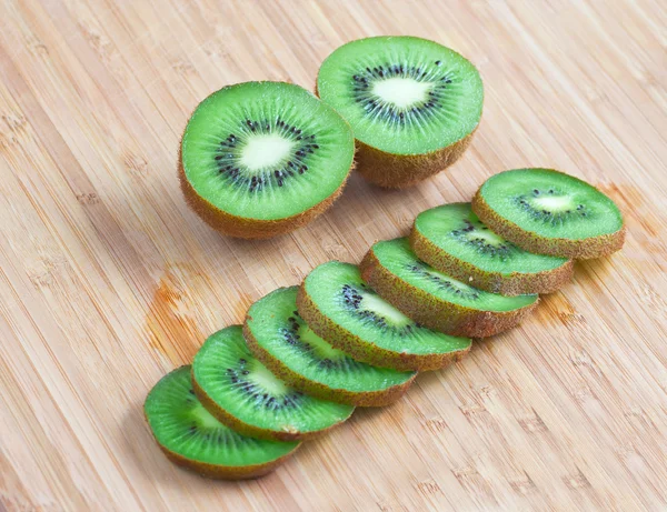 Tranches fraîches de kiwi — Photo