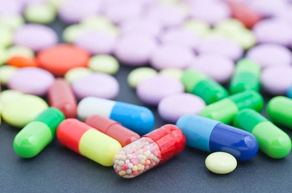 Kleurrijke pillen — Stockfoto
