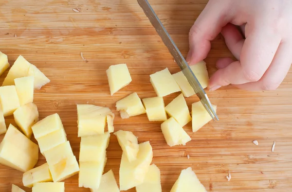 Mãos femininas cortando batatas — Fotografia de Stock