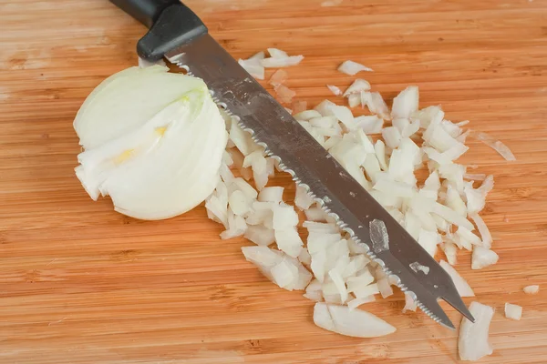 Manos, cortar cebollas —  Fotos de Stock