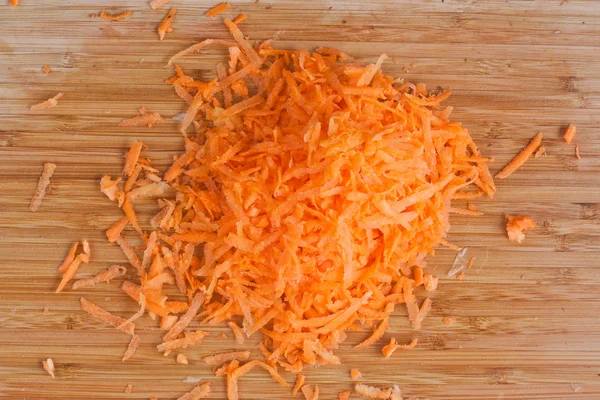 Geraspte wortelen op rasp — Stockfoto