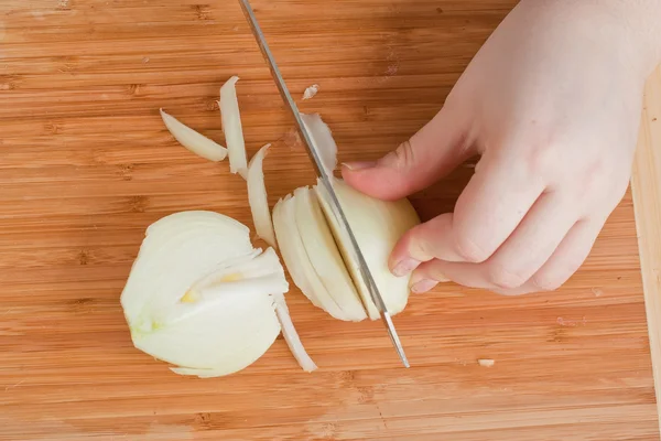 Ręce, krojenia cebuli — Zdjęcie stockowe