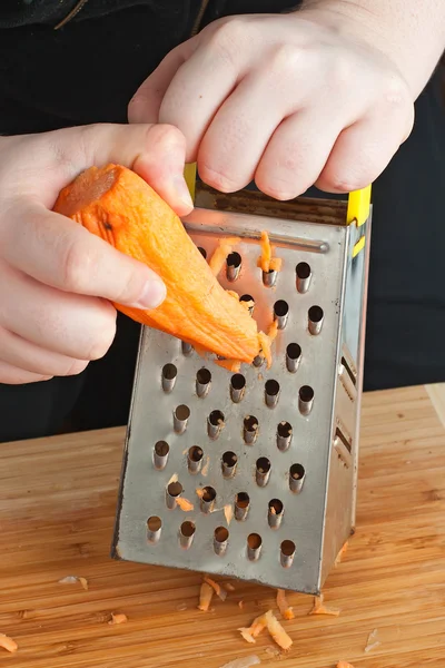 Ralador de comida de cenoura — Fotografia de Stock