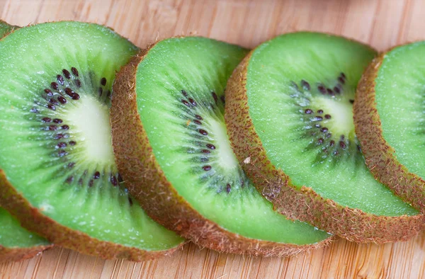 Tranches fraîches de kiwi — Photo
