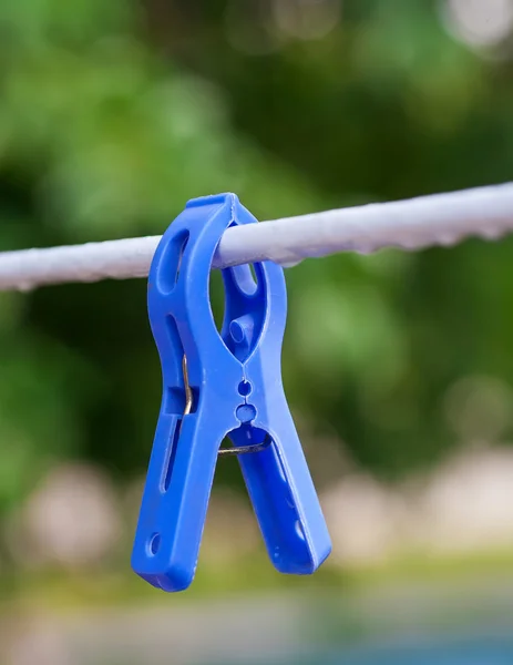 Niebieski clothespin na linii — Zdjęcie stockowe