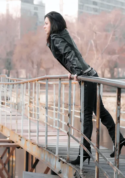Dívka na železném mostě — Stock fotografie