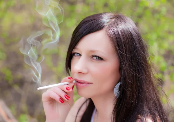 Szép nő, dohányzás — Stock Fotó