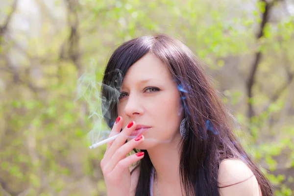 Jolie femme fumant — Photo