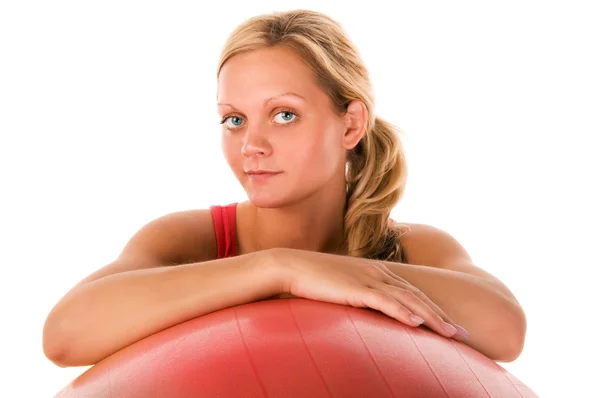 Menina loira se exercitando com uma bola de pilates — Fotografia de Stock