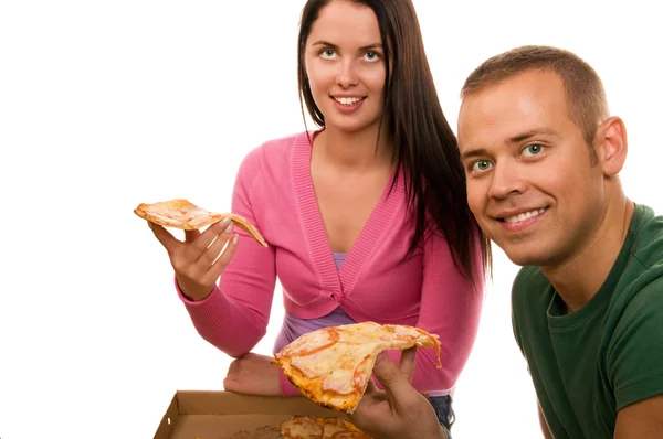Друзі розважаються і їдять піцу — стокове фото