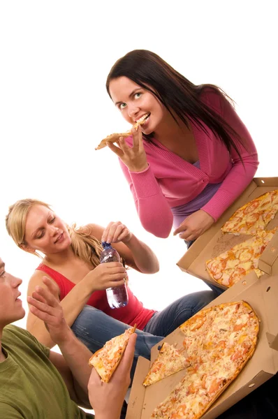 Τους φίλους, διασκεδάζοντας και τρώγοντας πίτσα — Φωτογραφία Αρχείου