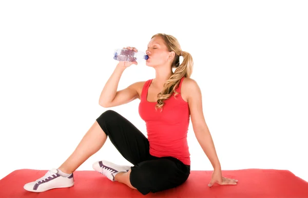 年轻漂亮的女孩在健身房饮用水 — 图库照片