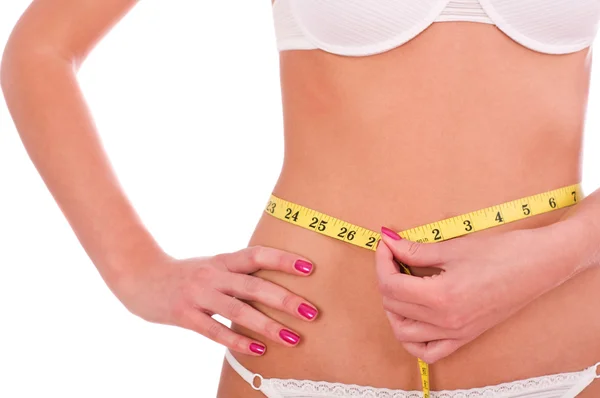 若い女性の白い背景で隔離の腰の測定 — ストック写真