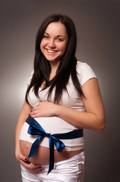 うれしそうな美しい妊娠中の女性の肖像画 — ストック写真