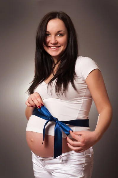 Πορτρέτο του χαρούμενη όμορφη έγκυος γυναίκα — Φωτογραφία Αρχείου