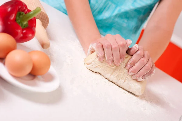Nő kezet keverő tészta az asztalra — Stock Fotó