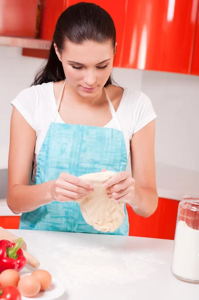 Kobieta ręce mieszania ciasta na stole — Zdjęcie stockowe
