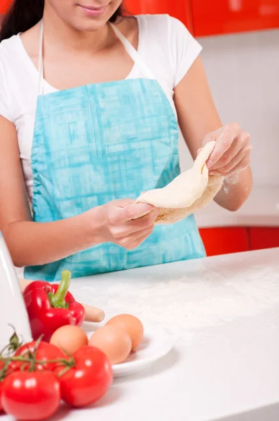 Mains de femme mélangeant la pâte sur la table — Photo