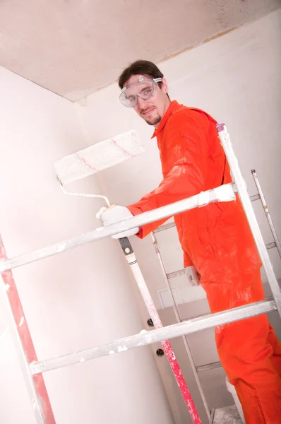 Pracownik budowlany w pracy, przygotowanie do malowania — Zdjęcie stockowe