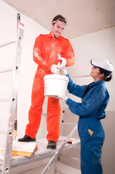Trabajadores de la construcción en el trabajo, preparándose para pintar —  Fotos de Stock