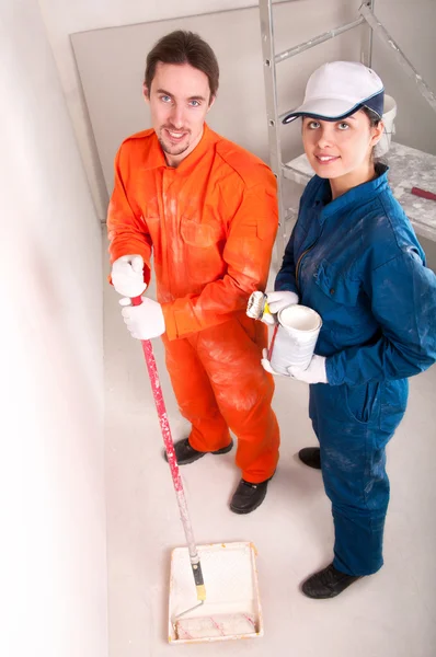 Iş yerinde, inşaat işçileri boyamak hazırlanıyor — Stok fotoğraf