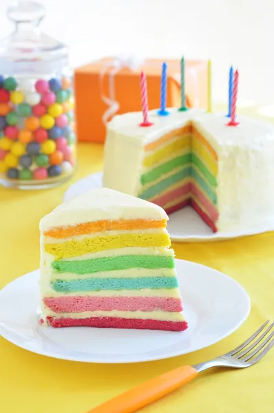 Кусок радужного торта — стоковое фото