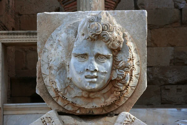 Skulptur huvud i gamla staden av leptis magna Libyen — Stockfoto