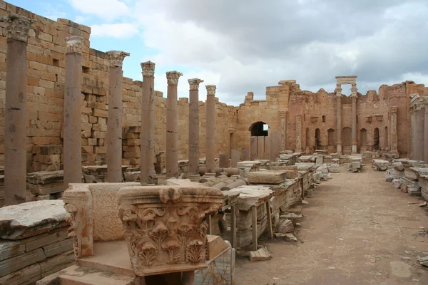 Řada sloupů v bazilice starověké leptis magna, Libye — Stock fotografie