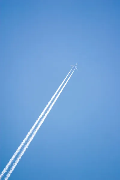 White airplane trace — Φωτογραφία Αρχείου