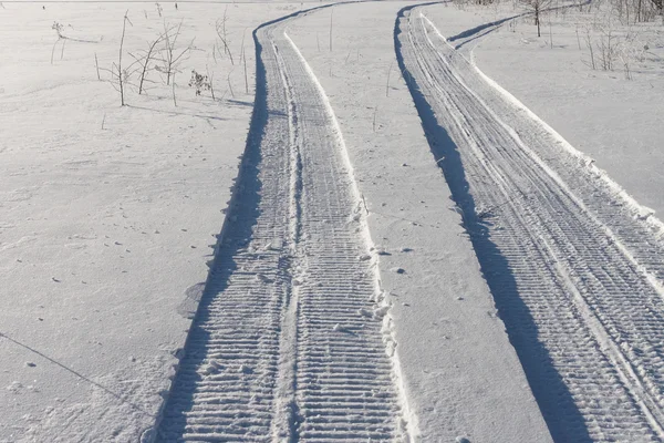Bir kar arabası izleri — Stok fotoğraf