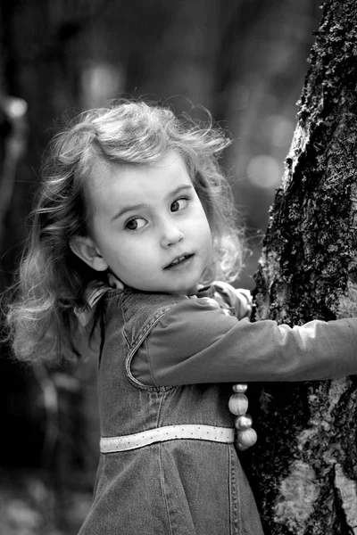 森の中に若い女の子 — ストック写真