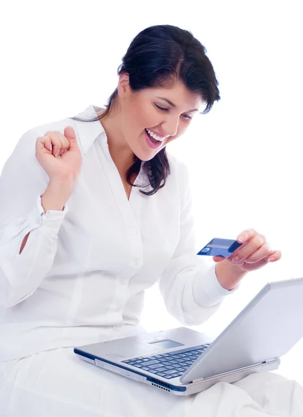 Jovem sorridente com cartão de crédito e laptop — Fotografia de Stock