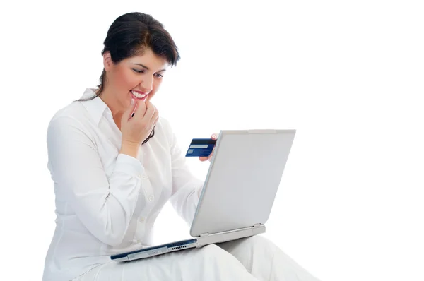 Giovane donna sorridente con carta di credito e laptop isolato — Foto Stock
