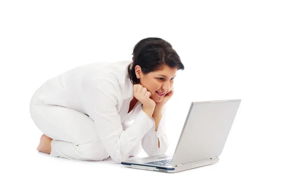 Ung kvinde med bærbar computer - Stock-foto