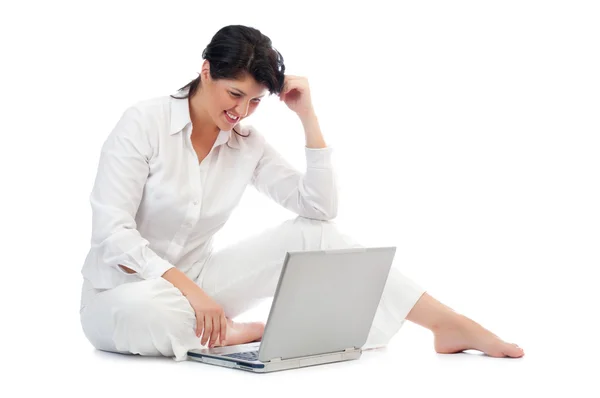 Genç kadın ile izole laptop — Stok fotoğraf