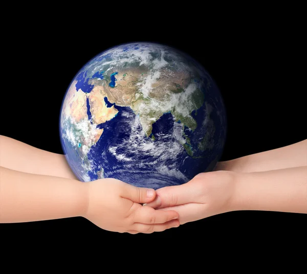 子供と女性地球地球を保持します。 — ストック写真