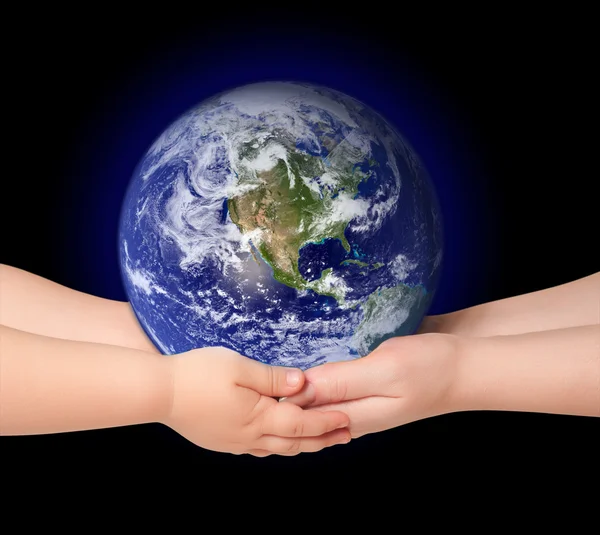 Barn och kvinna håller jorden världen — Stockfoto