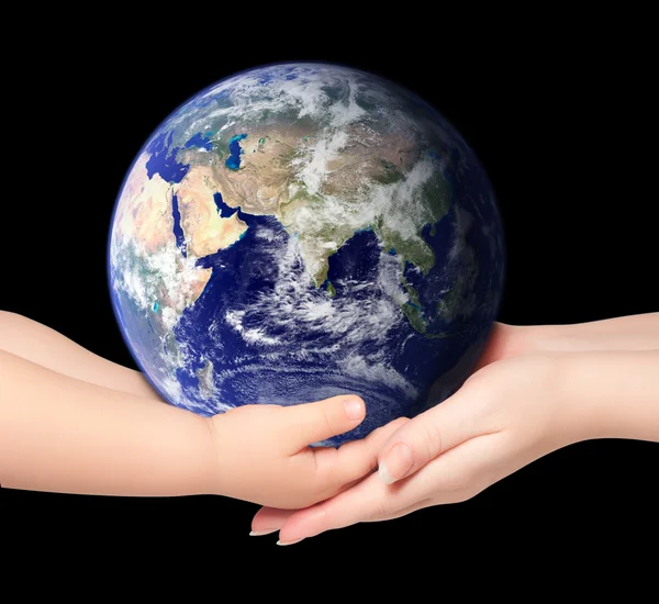Kind en vrouw houdt earth globe — Stockfoto