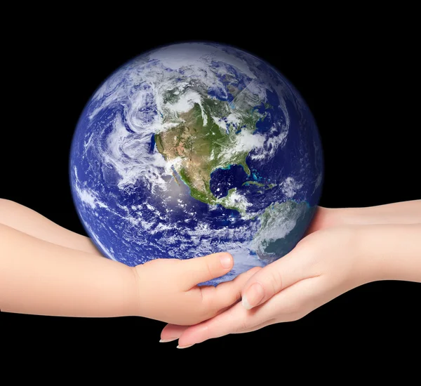 Kind en vrouw houdt earth globe — Stockfoto