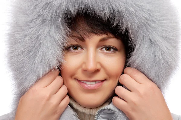 Porträt einer jungen Frau mit flauschiger Kapuze — Stockfoto