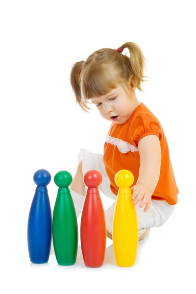 Маленькая смешная девочка с игрушками — стоковое фото