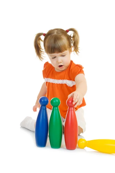 Маленькая смешная девочка с игрушками — стоковое фото