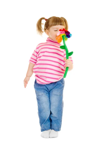 Девочка играет с игрушечным цветочком — стоковое фото